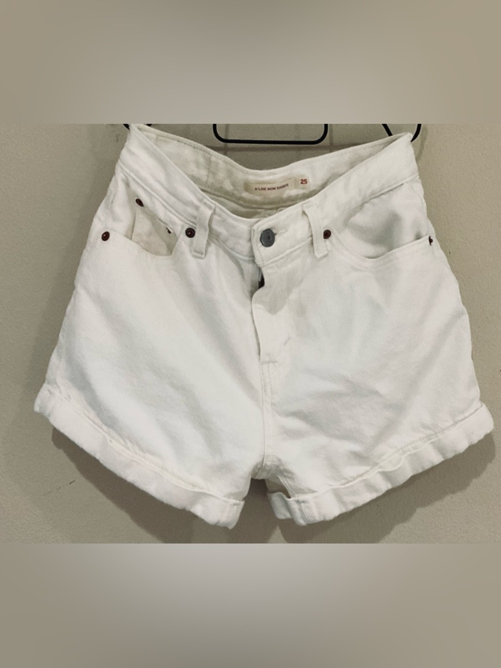 LEVI’S A-Line Mom Shorts Size 25 Cream